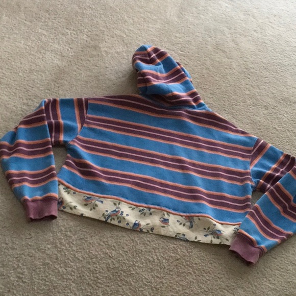 URBAN OUTFITTERS OUT FROM UNDER/STRIPED CROPPEDw BLUE BIRDS HOODIE - Picture 4 of 7